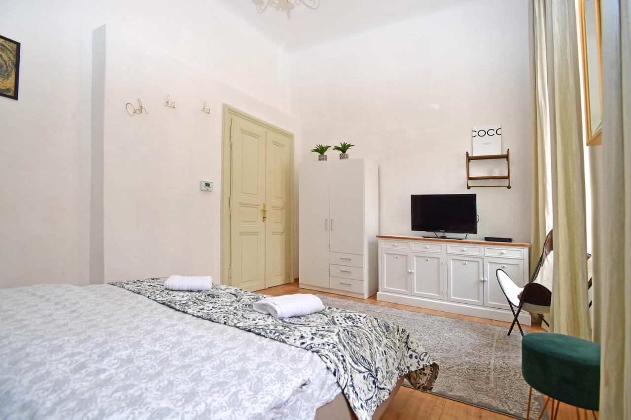 Lovely Little Cosy Apt In Prague Exterior photo